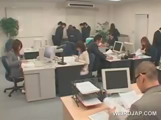Pievilcīgi aziāti birojs medus izpaužas seksuāli teased pie darbs