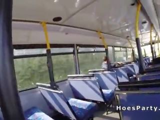Amateur sletten delen putz in de publiek bus