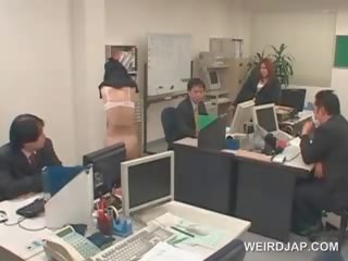 Liels aziāti birojs divinity seksuāli spīdzināts pie darbs