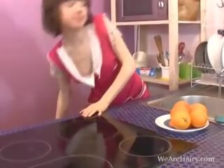 Miki очищає в кухня і її зарості, секс відео 2c
