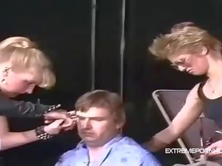 A ประหลาด ผู้หญิงนำ haircut