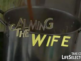 Livet selector: amatør kone blir knullet av en stikk og en agurk.