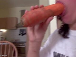 Grown майка чука тя путка с carrot и pissed на