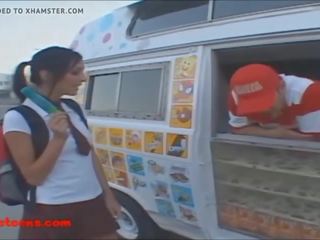 Icecream truck berambut pirang pendek berambut remaja kacau dan makan