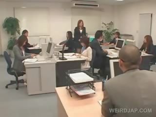 Japonais stunner obtient cordée à son bureau chaise et baisée