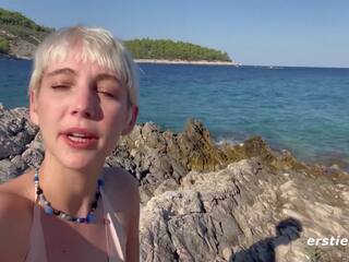 Ersties - 有吸引力 annika 播放 同 她自己 上 一 盛大 海滩 在 croatia