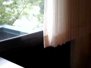 Amateur vrouw knipperende in de hotel venster