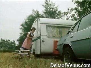 Retro vācieši sekss - matainas vāvere brunete jāšanās uz camper