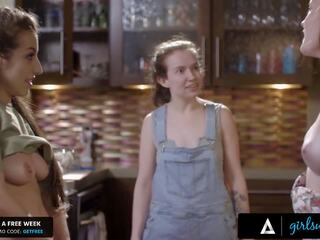 Girlsway - janune xxx video sõltlased smash edasi a köögis counter sisse esi- kohta a torulukksepp