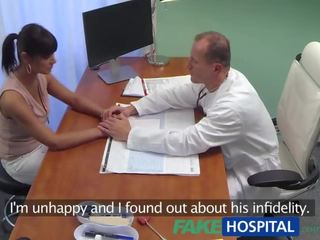Fakehospital प्रोफ़ेसर बेकार है उसके भूतपूर्व बेब