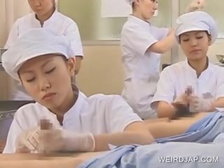 Japońskie pielęgniarka siorbanie sperma na zewnątrz z oversexed męskość