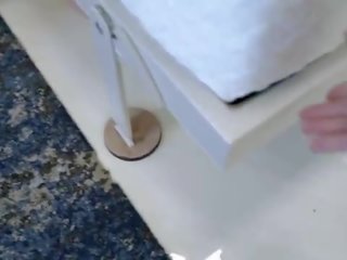 Stap mam met reusachtig tieten is stuck onder de bed en geneukt - cory jacht