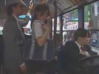Azijietiškas paauglys mergina apgraibytas į autobusas iki grupė