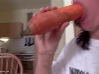 Grown matka fucks ji kretén s carrot a pissed na