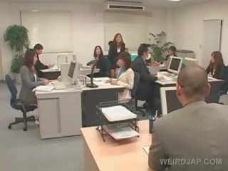 Japānieši deity izpaužas roped līdz viņai birojs krēsls un fucked