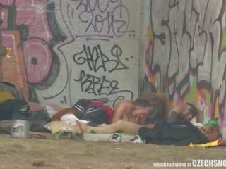 Čistý ulice život homeless trojice mající x jmenovitý klip na veřejné