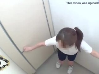 Chicas japonesas masturbandose en el baño