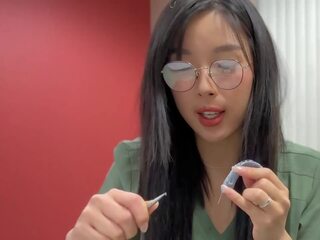 E lezetshme aziatike mjekësore student në syze dhe natyror pidh fucks të saj tutor dhe merr creampied