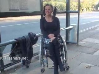 Paraprincess szabadban exhibicionizmus és villanás wheelchair megkötve aprósütemény bemutató