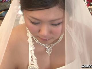 Beguiling κορίτσι του σχολείου σε ένα γάμος φόρεμα