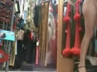 Français femme à sexe film boutique en essayant sur outfits et baise