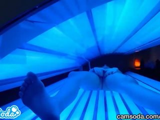 في سن المراهقة اتينا اشتعلت في tanning قاع