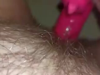 Jauns jaunkundze masturbē ar liels dildo uz ciešas vāvere