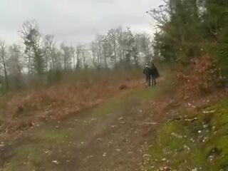 Dark-haired frans meisje krijgt een oud dudes penis in haar lul