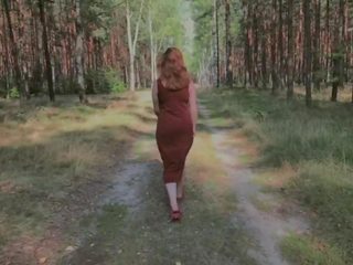 Playful punapea kusemine sisse metsas ja näitamist tema suur tiss