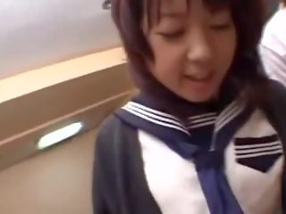 女孩 urinate 上 一 女儿