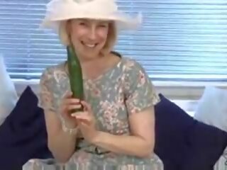 Grown ménagère baise une concombre