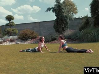 Lesbiennes doen yoga in de tuin voor likken elk anderen nat kutjes