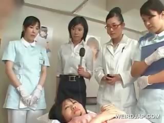 Asiatisk brunette lassie slagene hårete kuk ved den sykehus