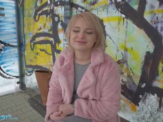 Publiek agent amatuer tiener met kort blondine haar chatted omhoog bij busstop en ingenomen naar kelder naar krijgen geneukt door groot phallus